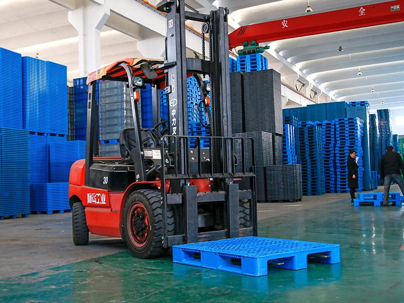 托盤倉庫-軒盛塑料托盤生產(chǎn)廠家